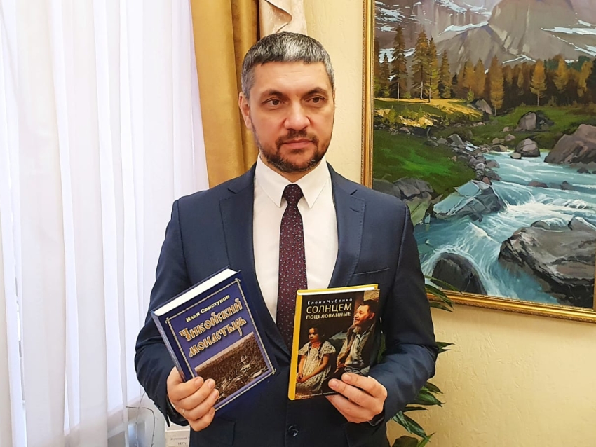​«Новая книга в Новый год»: Александр Осипов подарил библиотеке две книги забайкальских писателей
